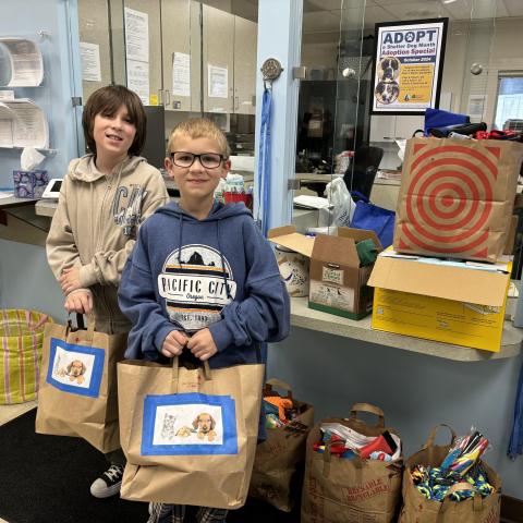 Siblings Mit and WIlly Q donate pet supplies for shelter pets